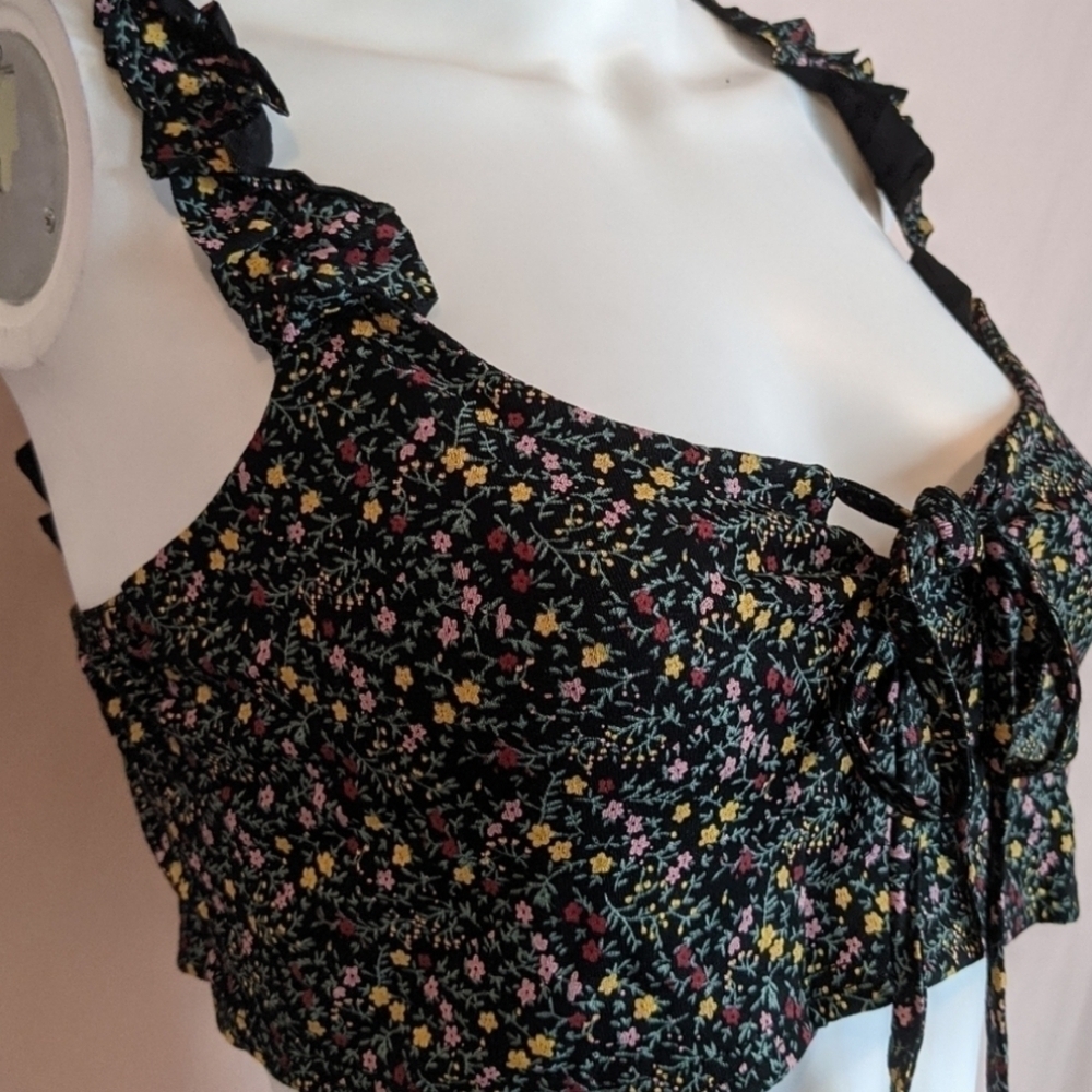 PrettyLittleThing Black Floral Ruffle Straps Keyhole Tie Front Crop Top size 10 - Picture 2 of 5
